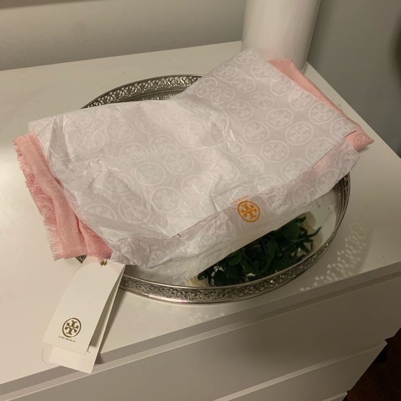 Logo Jacquard traveler scarf - Picture 2 of 13